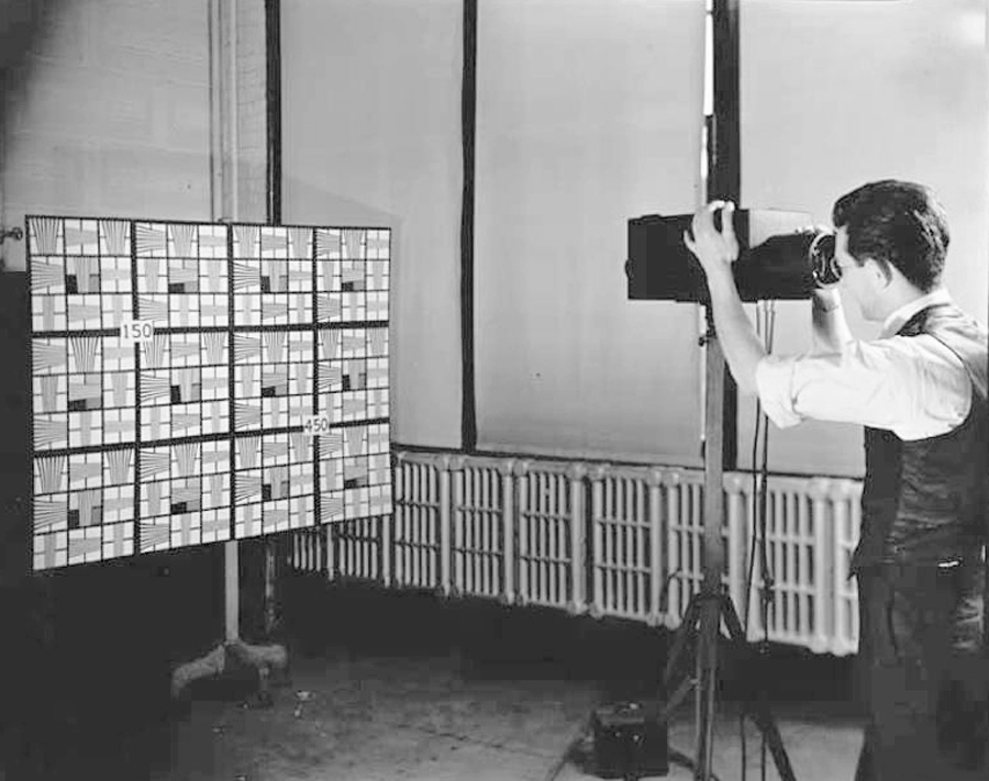 Une photographie de Bérénice Abott montrant un opérateur du MIT entrain de photographier une oeuvre.